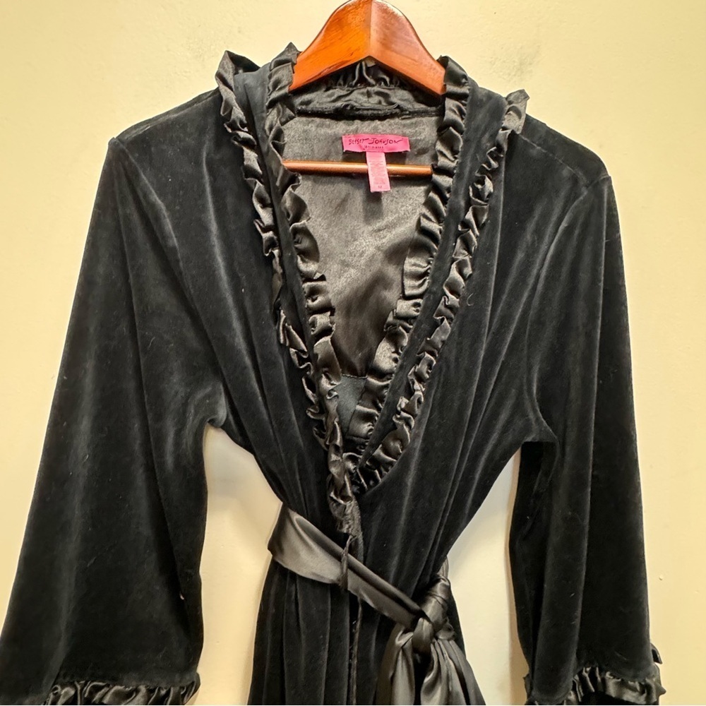 Betsy Johnson Intimates Black Velvet Ruffle Robe Size Medium - Picture 3 of 12